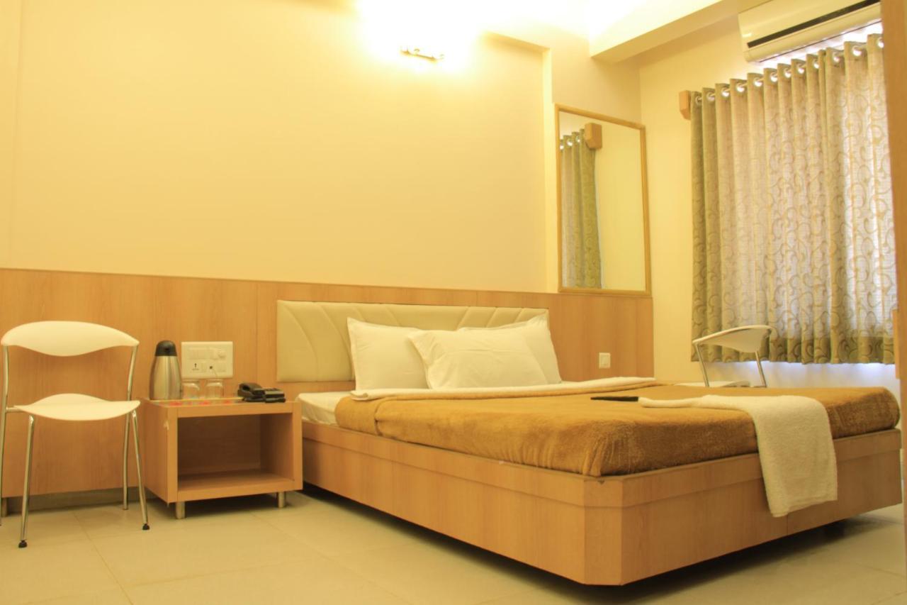 Hotel Sai Gurusthan Shirdi Extérieur photo