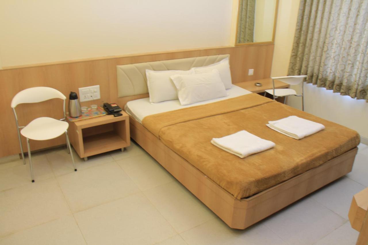 Hotel Sai Gurusthan Shirdi Extérieur photo