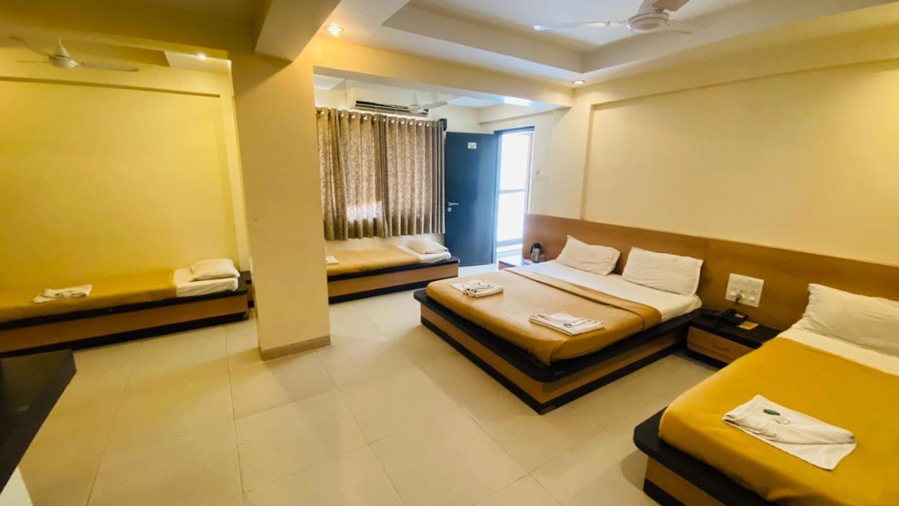 Hotel Sai Gurusthan Shirdi Extérieur photo