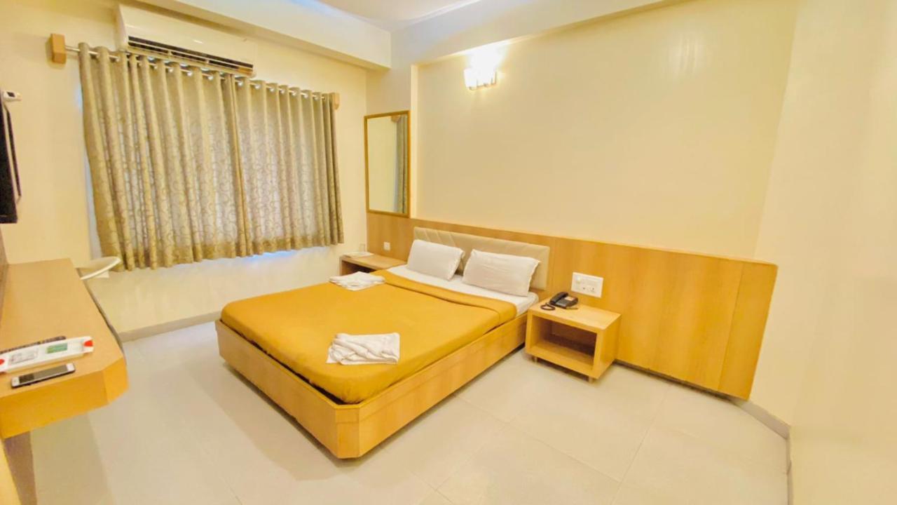 Hotel Sai Gurusthan Shirdi Extérieur photo