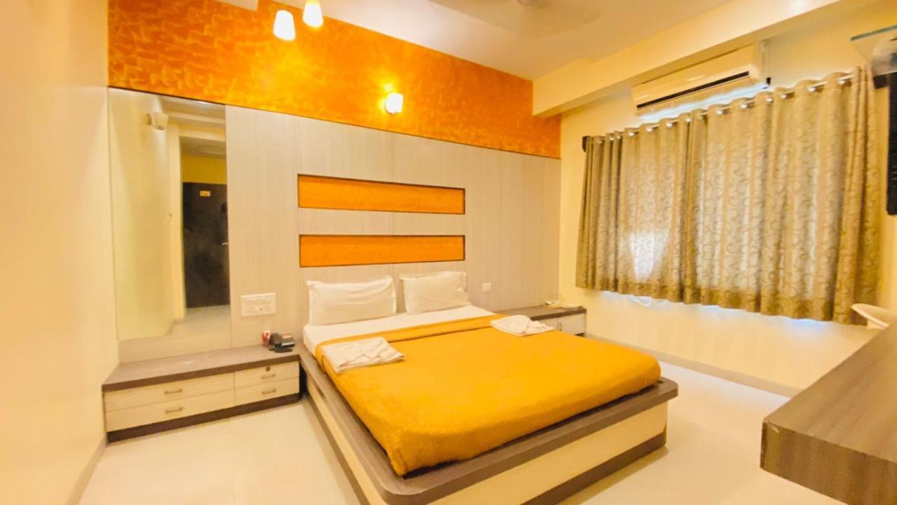 Hotel Sai Gurusthan Shirdi Extérieur photo