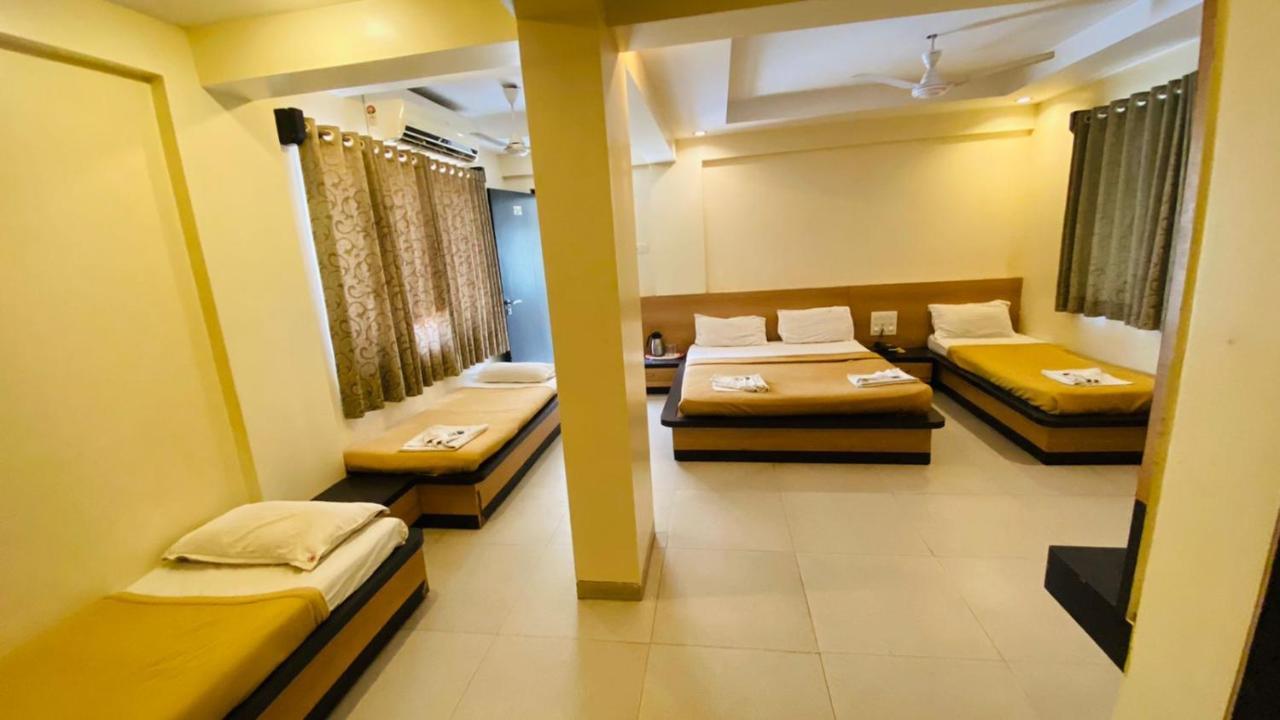 Hotel Sai Gurusthan Shirdi Extérieur photo